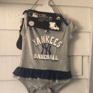 Majestic Yankees Baby Bodysuit Set
